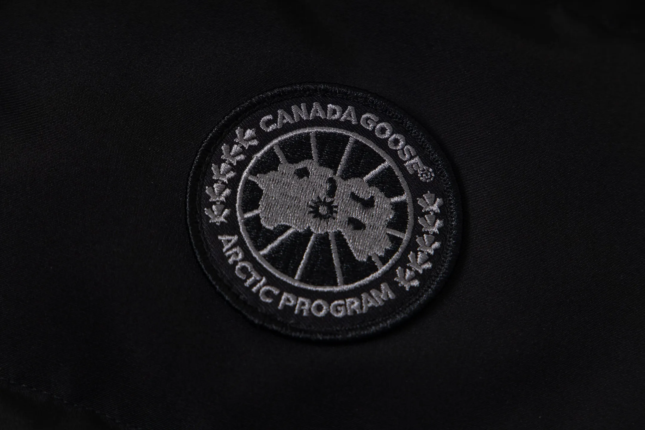 P360 Canada Goose/Canada Goose Black Label #Freestyle Crew 4151mb men's and women's vest down ➖ Imported Behringer embroidery machine customized 10,000-needle embroidery label! ➖ Imported 21-count polyester-cotton blended original fabric, using Feather-Light 10D waterproof coating fabric, made of 84.5% polyester fiber and 15.5% cotton, 100% the best feel in the entire network! ➖ The genuine official website uses the national standard 80 white duck down, and will never be misled by false claims such as 90 down or goose down! ➖ 100% nylon nylon lining with double double-layer sealing design to prevent velvet from running away. Top-grade polar fleece is used in the collar and pockets to keep warm and comfortable! ➖ Yoshida YKK provides original custom-made electroplated sliders. YKK two-way lockable zippers are tight and smooth and will not peel off paint! ➖ 3M composite original Velcro is durable, and all accessories and hardware are disassembled and customized! ⛔No slander, no exaggeration, no need for too much copywriting, because it is focused, it is professional!  SIZE: XS S M L XL XXL